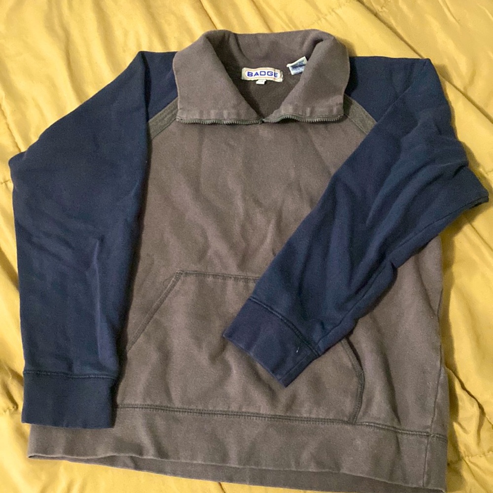 Pullover with collar and front pocket